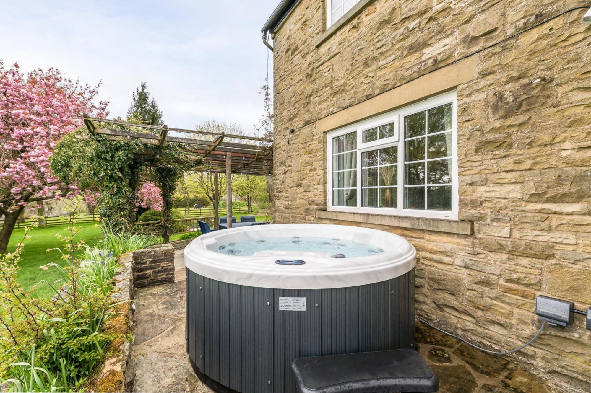 Central Malham Wellbeing Escape With Hot Tub Sleeps 8 Kültér fotó