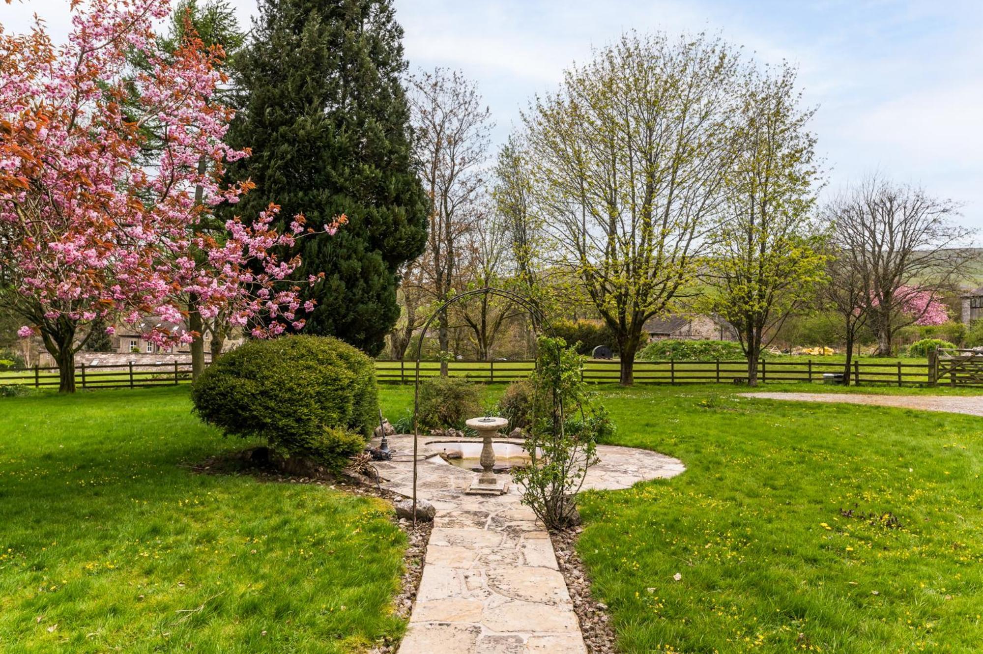 Central Malham Wellbeing Escape With Hot Tub Sleeps 8 Kültér fotó